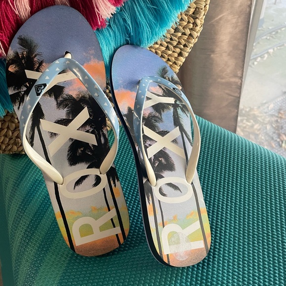 Roxy Women's Blue Flip Flops - Picture 2 of 4